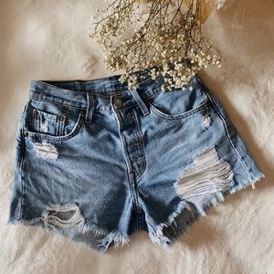 LEVI’S HIGH RISE SHORTS SIZE 25